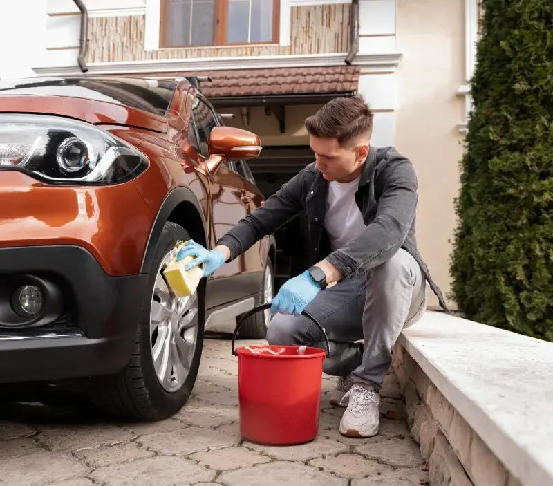 Lavage auto à domicile Ribemont-sur-Ancre : professionnel intervenant sur un véhicule